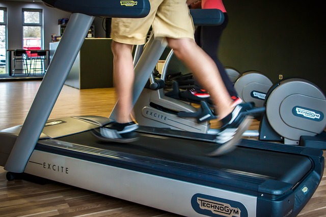 alat fitnes rumahan: treadmill