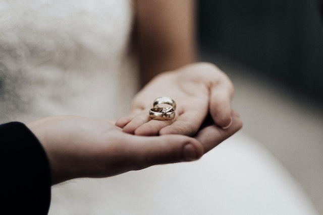biaya lamaran: cincin lamaran dan pernikahan