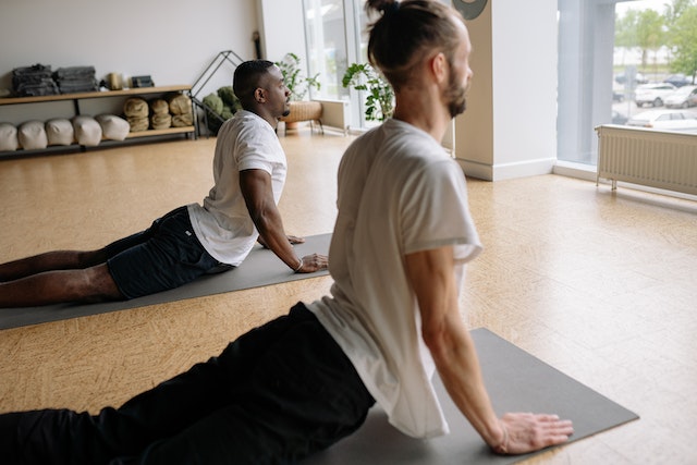alat fitnes rumahan: matras yoga
